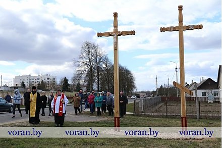 В лучах солнца — кресты-заступники. В Вороново в преддверии Воскресения Христова установили поклонные кресты (Будет дополнено)