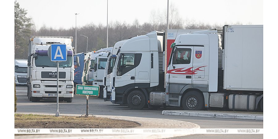 "Не торопятся работать". Как литовская сторона принимает грузовики в пункте пропуска "Бенякони" 