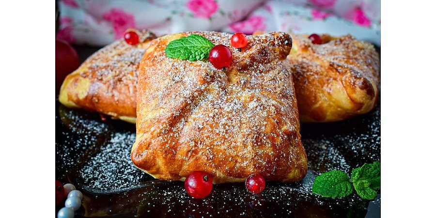 Конвертики с яблоками из слоеного теста в духовке