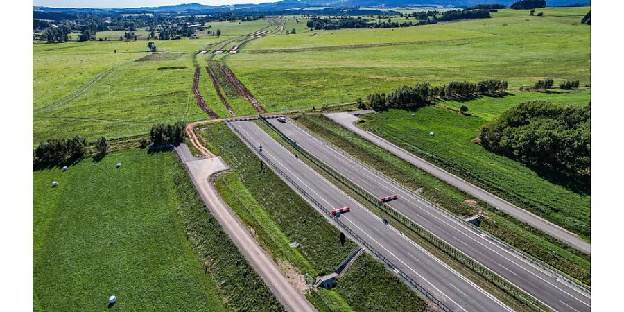 Поляки построили скоростную "дорогу в никуда", которая заканчивается в поле