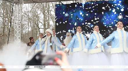 "Новым годом пахнет". Снегурочку встретили в поместье Деда Мороза в Беловежской пуще