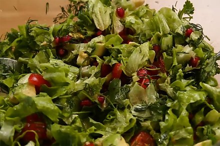 Нутрициолог рассказала, салат из каких ингредиентов может улучшить работу кишечника