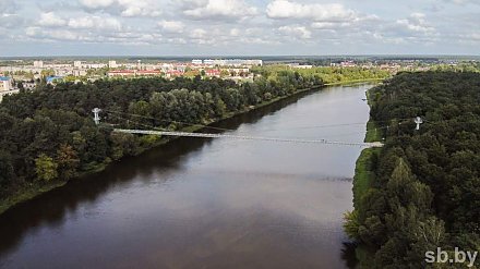 В Мостах завершается строительство уникального подвесного пешеходного моста