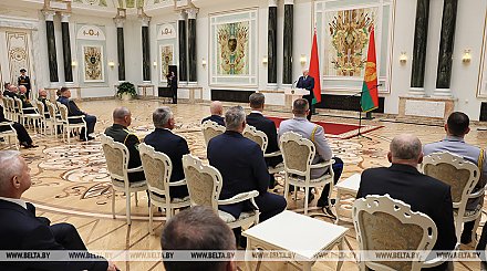 Александр Лукашенко в преддверии священной даты - 80-летия Победы - вручил государственные награды