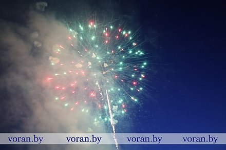 Праздничный салют озарил небо над Вороново в День Победы