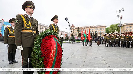 Александр Лукашенко в Минске возложил венок к монументу Победы