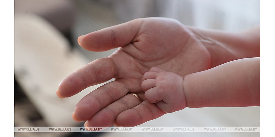 Как работа в отпуске по уходу за ребенком до трех лет влияет на выплаты, рассказали в Минтруда