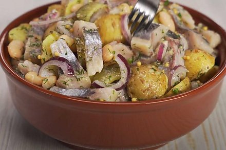 Игра вкусов: рецепт картофельного салата с селедкой, фасолью и огурчиками