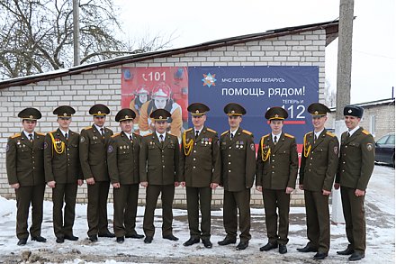 На торжественном построении пожарным-спасателям Вороновского РОЧС вручены награды за успешную службу и юбилейные медали общественного объединения «Белорусский союз офицеров»