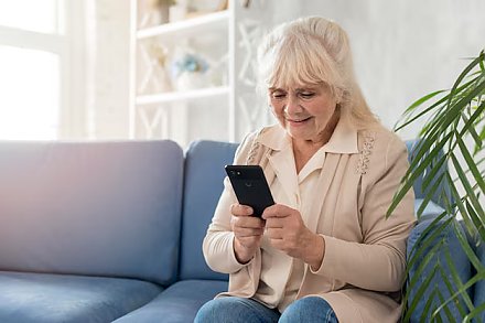 В Беларуси запустили приложение «Я_ОК» для «слежки» за пожилыми людьми