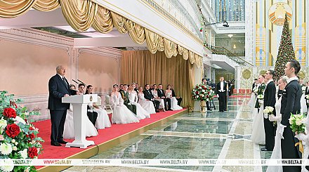 Вальс, кадриль и полонез. Дворец Независимости собрал участников красочного новогоднего бала 