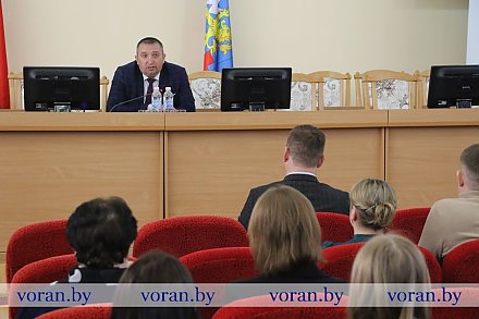 Кадровая политика неудовлетворительная. Такую оценку дал глава Вороновского района Александр Часнойть по итогам совещания со специалистами кадровой службы и идеологами организаций региона