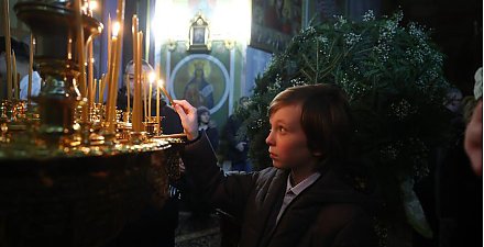 Православные верующие празднуют Рождество Христово
