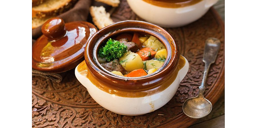 Для теплого семейного ужина: как приготовить жаркое в горшочках