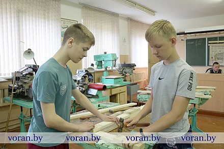 Помощь школе и деньги на мотоцикл. Как проходит десятидневная трудовая занятость учеников Вороновской школы, что делают, сколько работают и на что копят?