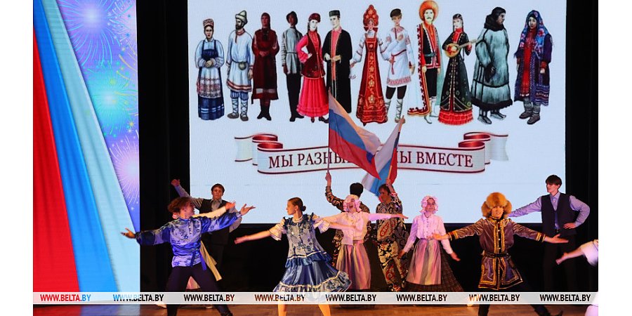 "Камаринская" пляска, песни и знакомство с историей. Как прошел День России на форуме "Дети Содружества"