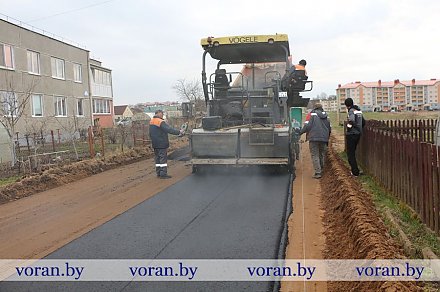 Дорожная служба приступила к асфальтированию участка улицы Чапаева в Вороново