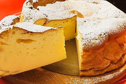 Очень простой в приготовлении десерт: рецепт нежнейшего пирога на йогурте в духовке