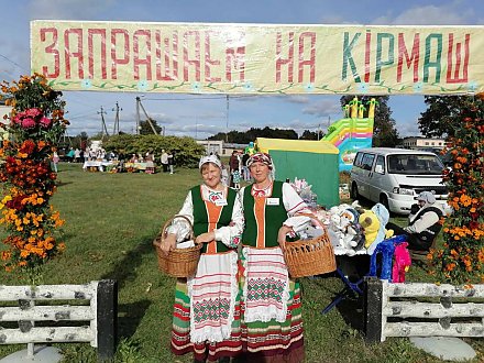 Яркія фарбы пагародзенскага кірмашу