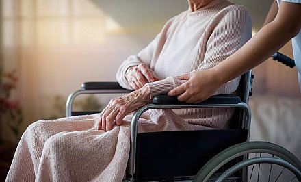 В Беларуси с 1 февраля вырастет пособие по уходу за пожилым человеком старше 80 лет или инвалидом I группы