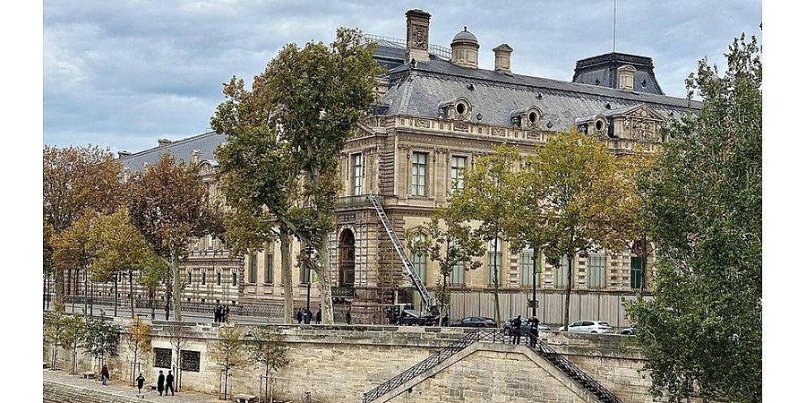 Два из девяти украденных в Лувре украшений найдены 