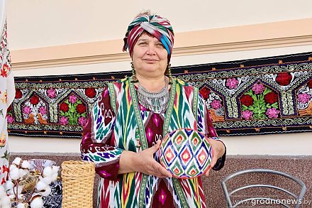 Узбеки угощают пловом, казахи учат печь баурсаки, а цыгане радуют песнями – фестивальные подворья зазывают гостей