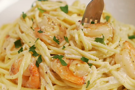 Нежный морской вкус и сливочные нотки: рецепт пасты с креветками на ужин за 20 минут
