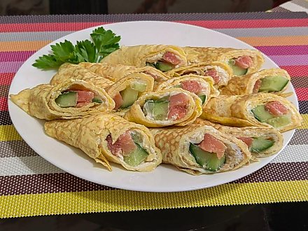 Яичные блинчики с красной рыбой