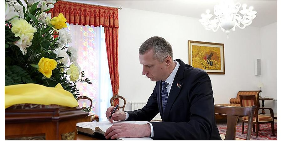 Дмитрий Крутой от имени Президента Беларуси оставил запись в книге соболезнований в Апостольской нунциатуре в Минске в связи со смертью Папы Римского Франциска