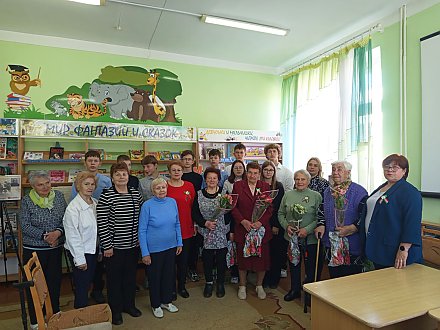 В преддверии 80-летия Победы специалисты отделения дневного пребывания для граждан пожилого возраста ТЦСОН района организовали межпоколенческий диалог «Детство, опаленное войной» в районной библиотеке