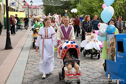 Ярко, красиво, оригинально! В Гродно прошло шествие колясок