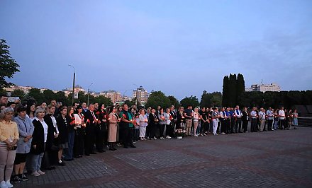 В Гродно на рассвете прошел митинг, посвященный Дню всенародной памяти жертв Великой Отечественной войны и геноцида белорусского народа