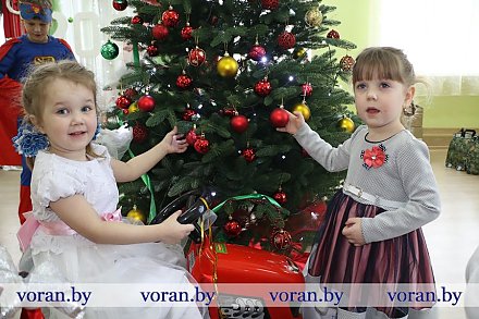 Добрые волшебники в гостях! В Радунском СПЦ прошел новогодний благотворительный утренник