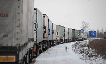 Перед выходными днями около 2700 транспортных средств ожидают въезда в ЕС