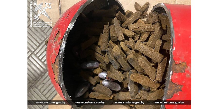 Гродненские таможенники извлекли из газовых баллонов принадлежащего гражданину Германии автомобиля 25 кг гашиша