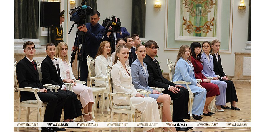 Александр Лукашенко - выпускникам вузов: мир огромен, а Беларусь у нас одна