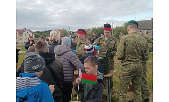 Военнослужащие пограничной заставы «Заболоть», педагоги и учащиеся Заболотской средней школы имени Е.Н.Карпенкова и Клайшанской базовой школы организовали шествие и концерт, посвящённый 80-летию Победы в Великой Отечественной войне
