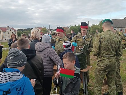 Военнослужащие пограничной заставы «Заболоть», педагоги и учащиеся Заболотской средней школы имени Е.Н.Карпенкова и Клайшанской базовой школы организовали шествие и концерт, посвящённый 80-летию Победы в Великой Отечественной войне