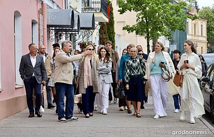 Представители республиканских СМИ познакомились с историческим Гродно и возложили цветы к мемориалу воинам-пограничникам