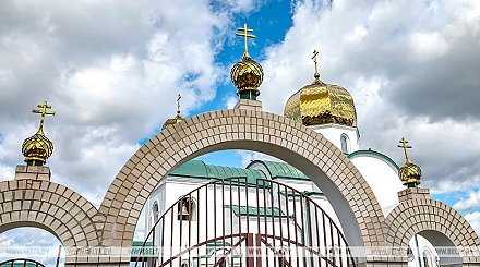 Православные верующие празднуют Воздвижение Креста Господня