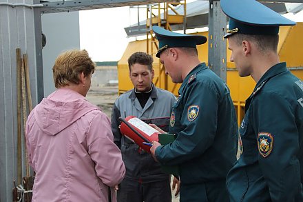 Сотрудники Вороновского РОЧС проводят рейды по местам уборки и хранения урожая