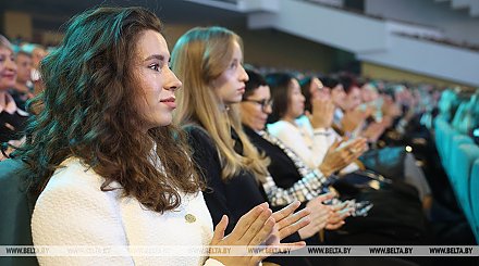 "Учитель как пример и образец для подражания". Во Дворце Республики чествуют педагогов в преддверии Дня учителя 