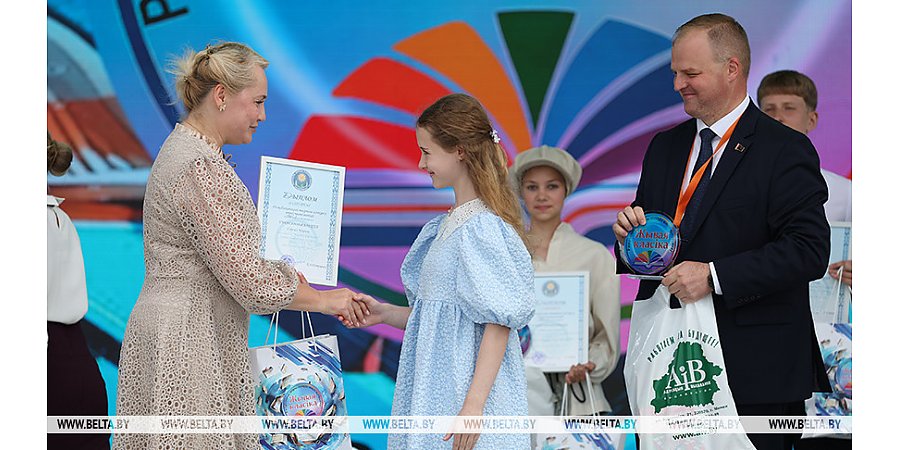 Победителей республиканского конкурса юных чтецов "Живая классика" наградили в Лиде