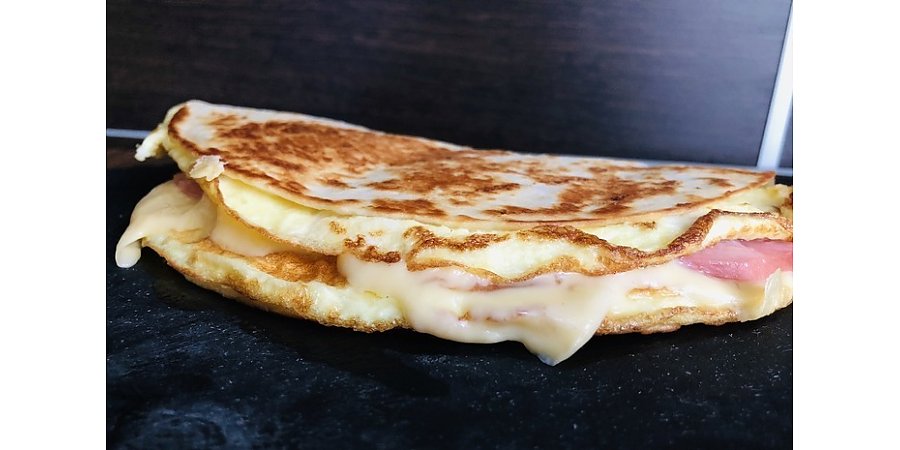 Полезный завтрак: омлет в лаваше с сыром и ветчиной