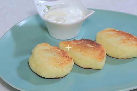 Разнообразьте привычное блюдо: рецепт сырников с вареной сгущенкой