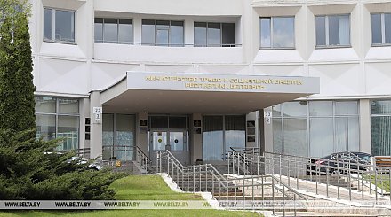 Как оплачивается больничный несовершеннолетнему работнику, рассказали в Минтруда