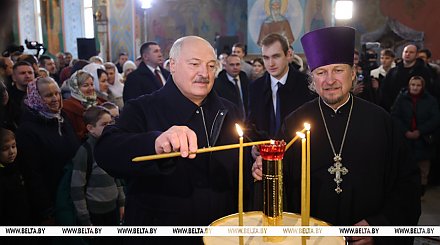 "Эти праздники в наших сердцах". Лукашенко зажег свечу в храме Логойска и поздравил всех с Рождеством