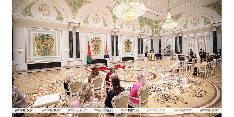 Едины в стремлении сделать страну лучше. Александр Лукашенко в преддверии 8 Марта вручил женщинам госнаграды