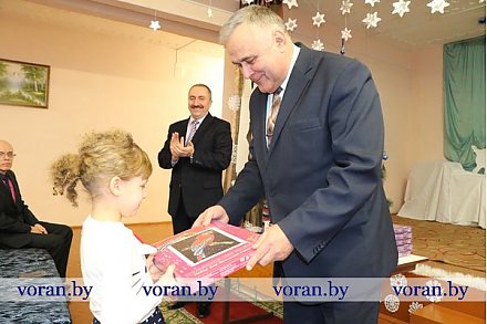 Новогодние подарки от Президента вручены воспитанникам Радунской школы-интерната