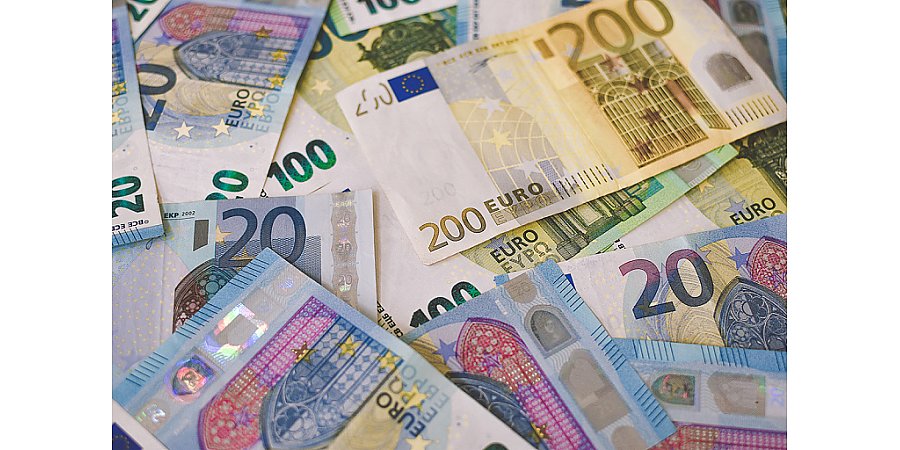 Впервые в истории поменяют дизайн банкнот евро